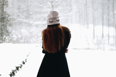 站在白雪覆盖的田野上的女人